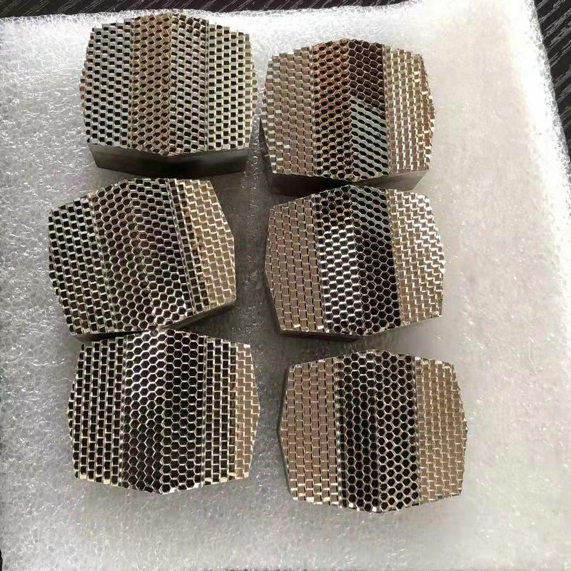 燈(deng)罩糢(mo)具(ju)10