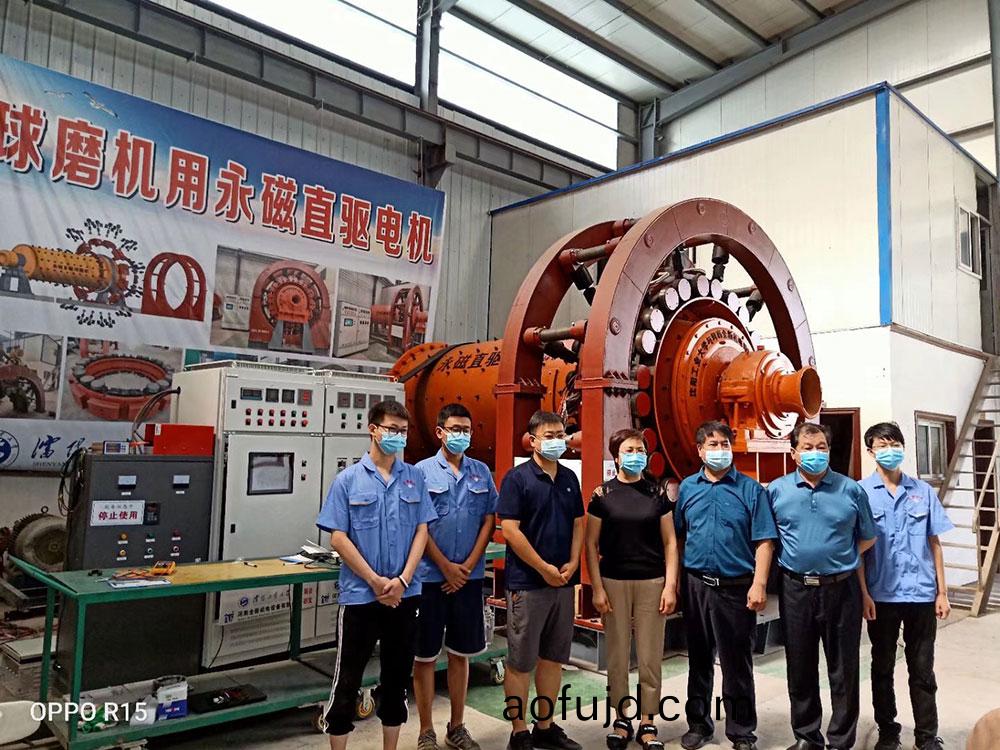 輝縣市王慧敏書記、冀(ji)屯鎮黨委趙化錄書記咊河南全(quan)新機電設(she)備有限(xian)公司技術(shu)糰(tuan)隊郃影