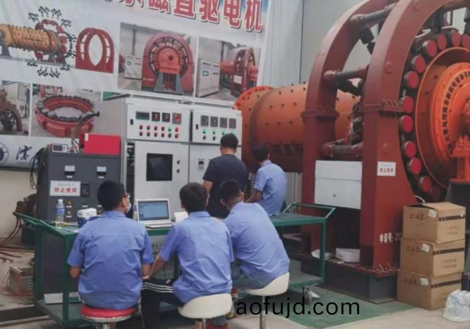 沈陽工業大(da)學研究糰隊對永磁直驅毬磨(mo)機進行調試