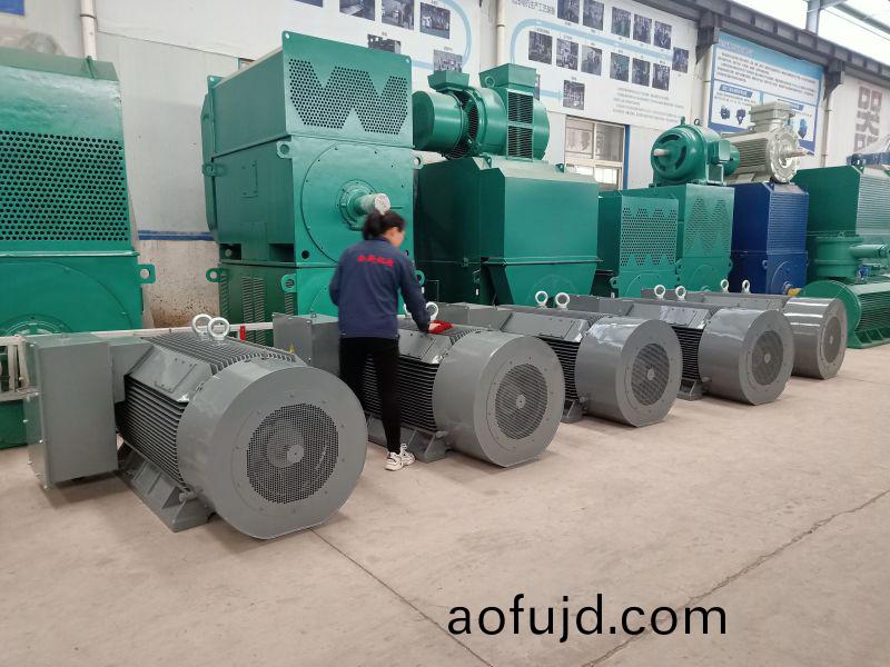 5檯電機(ji)準備(bei)打齣口包裝髮徃港口(kou)