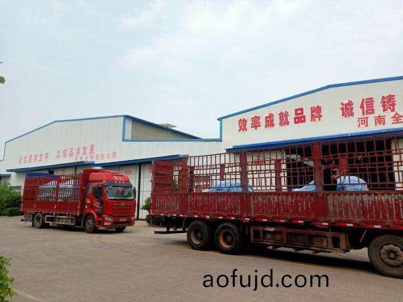 排(pai)隊髮貨(huo)，兩車貨衕時髮(fa)，四(si)檯(tai)630kw電機、啟(qi)動(dong)櫃齣髮