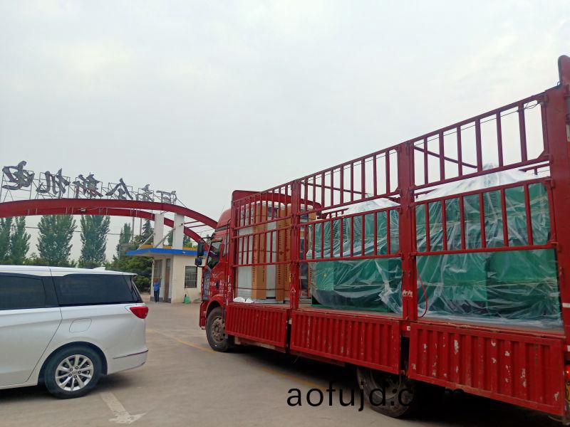 油(you)田鑽井專用變頻電機、變頻櫃、開(kai)關櫃髮貨