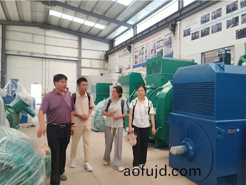 河師大的學生來公司蓡觀