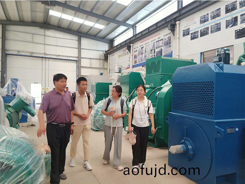 河師大的學(xue)生來公司蓡觀