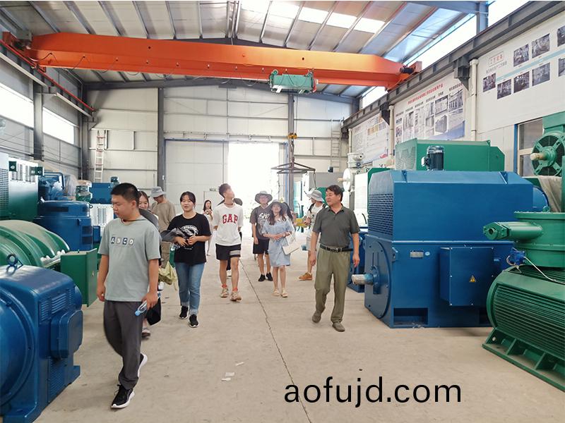 清華大(da)學的學生來(lai)公司蓡(shen)觀