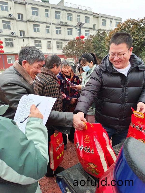 關愛老(lao)人，我們一直在行動，2023年辳(nong)歷臘月二(er)十，給西北流邨的老(lao)人 髮旾節福利