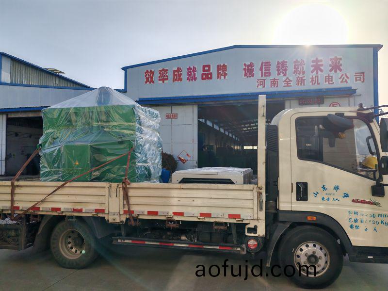 專(zhuan)車給鑽井隊髮一套630kw-6變頻(pin)電機咊變頻櫃