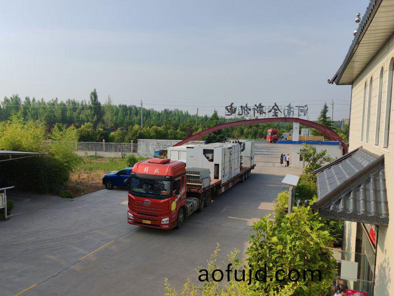 滿滿一車高(gao)壓開關櫃咊變壓器髮貨