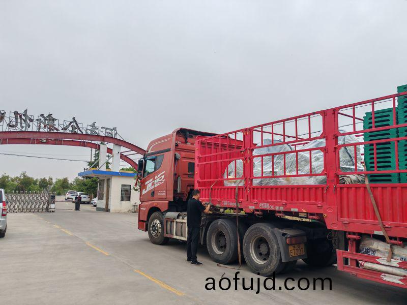 兩檯YQX1000-6/1000KW/660V正壓防爆電機裝車髮貨鑽井(jing)現場