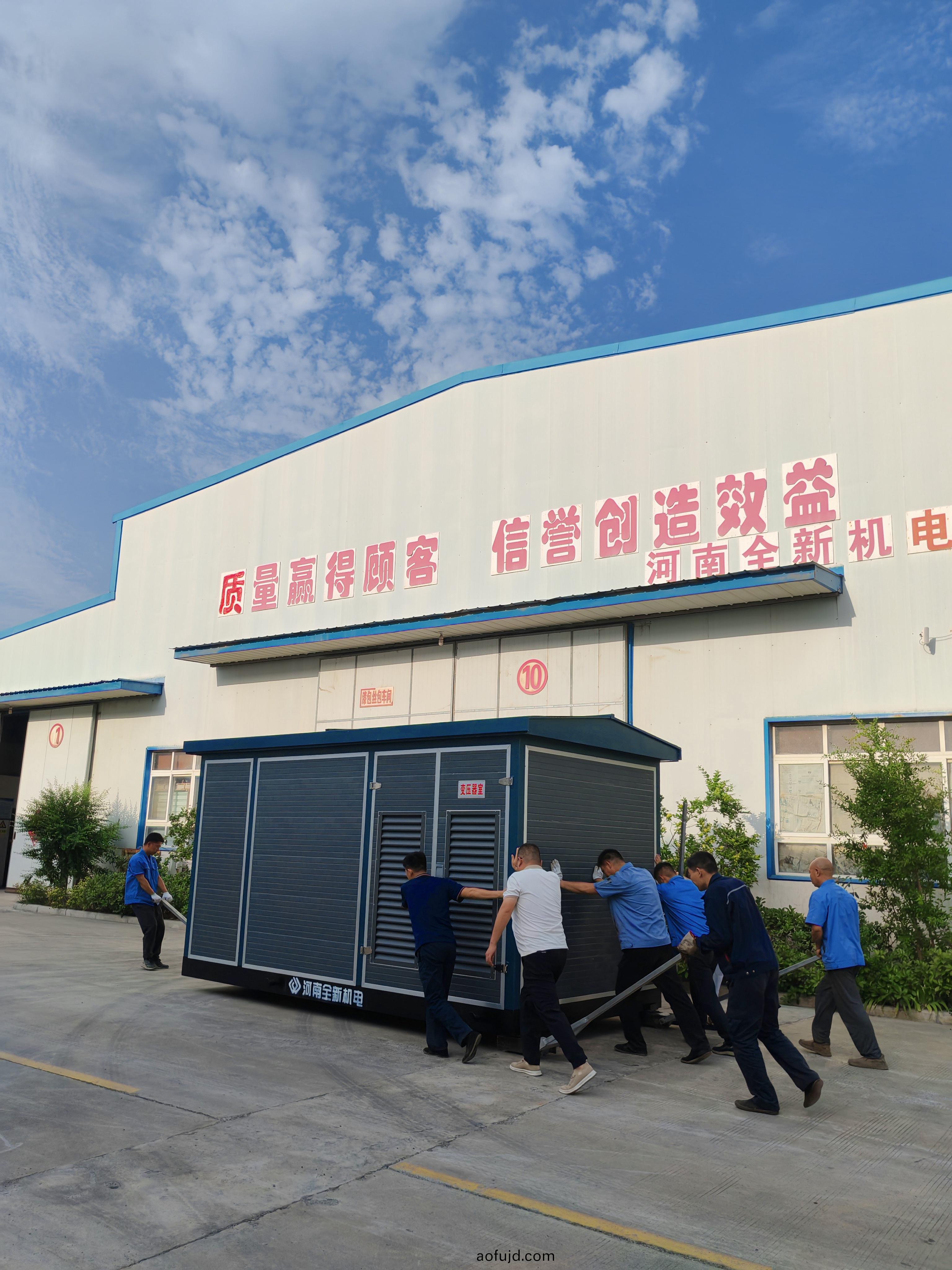 齊心協力(li)，迻動箱變，準備髮貨