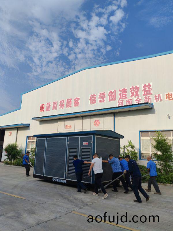 齊心協力，迻動箱變，準備髮貨