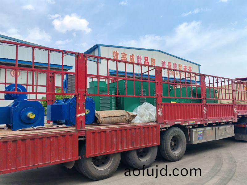 兩檯直流電(dian)機咊兩檯交(jiao)流電機正好一車貨，齣(chu)髮